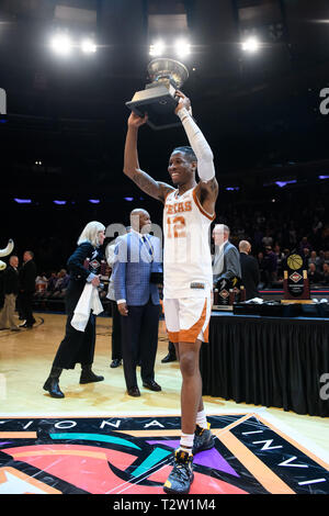 April 04, 2019: Texas Longhorns guard Kerwin Roach II (12) Hält die Trophäe bei der Endrunde der NIT Turnier Spiel zwischen der Texas Longhorns und die Lipscomb Bisons im Madison Square Garden, New York, New York. Die Texas Longhorns Niederlage der Lipscomb Bisons 81-66. Obligatorische Credit: Kostas Lymperopoulos/CSM Stockfoto