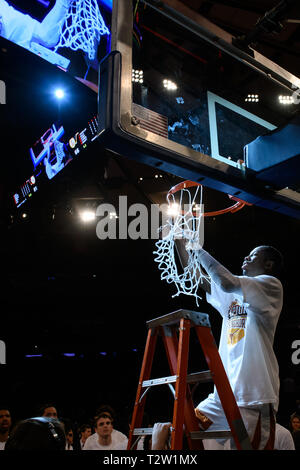 April 04, 2019: Texas Longhorns guard Kerwin Roach II (12) reduziert die net an der Endrunde des NIT Turnier Spiel zwischen der Texas Longhorns und die Lipscomb Bisons im Madison Square Garden, New York, New York. Die Texas Longhorns Niederlage der Lipscomb Bisons 81-66. Obligatorische Credit: Kostas Lymperopoulos/CSM Stockfoto