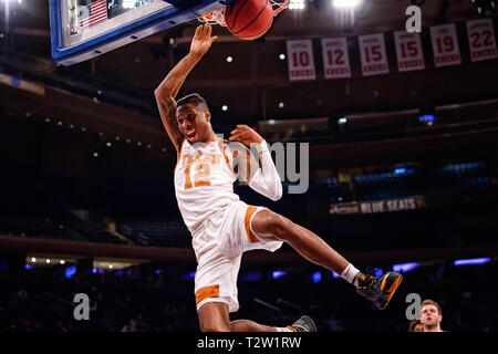 April 04, 2019: Texas Longhorns guard Kerwin Roach II (12) ist animiert, als er den Ball an der Endrunde der NIT Turnier Spiel zwischen der Texas Longhorns und die Lipscomb Bisons im Madison Square Garden, New York City, New York, dunks. Die Texas Longhorns Niederlage der Lipscomb Bisons 81-66. Obligatorische Credit: Kostas Lymperopoulos/CSM Stockfoto