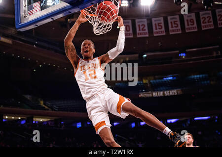 April 04, 2019: Texas Longhorns guard Kerwin Roach II (12) ist animiert, als er den Ball an der Endrunde der NIT Turnier Spiel zwischen der Texas Longhorns und die Lipscomb Bisons im Madison Square Garden, New York City, New York, dunks. Die Texas Longhorns Niederlage der Lipscomb Bisons 81-66. Obligatorische Credit: Kostas Lymperopoulos/CSM Stockfoto