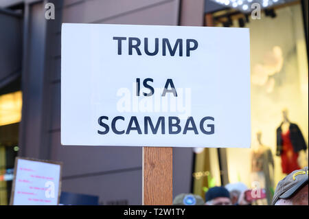 New York, USA. 04 Apr, 2019. Ein Plakat zu fragen, der für die Freigabe der vollständige Mueller Bericht in der Times Square, New York City gesehen. Credit: SOPA Images Limited/Alamy leben Nachrichten Stockfoto