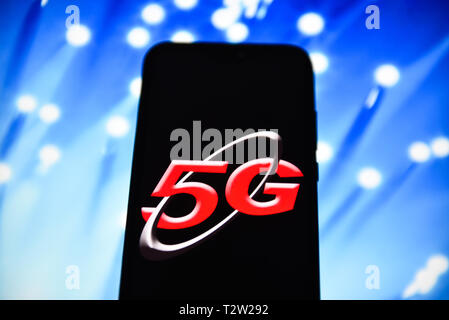 Porto, Portugal. 4 Apr, 2019. In diesem Foto Illustration eine 5-G-Logo gesehen auf einem Smartphone angezeigt. Credit: Omar Marques/SOPA Images/ZUMA Draht/Alamy leben Nachrichten Stockfoto