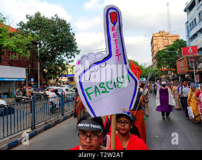 Kolkata, West Bengal, Indien. 4 Apr, 2019. Mehrere Frau & Trans person Aktivist nahmen an der für Gleichstellung und Freiheit vor der Wahl von Indien gehen. Aktivist Heben bestimmte Forderungen nach Demokratie, Harmonie und Gerechtigkeit zu stimmen und ihre Unterstützer bitten Sie den Kandidaten, der gegen Krieg, Gewalt und Faschismus kämpfen zu wählen. Credit: Avishek Das/SOPA Images/ZUMA Draht/Alamy leben Nachrichten Stockfoto