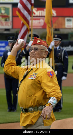 Usa 4 Apr, 2019. Sport - Weltkrieg II Navajo Code Talker Thomas H. Begay von Window Rock, AZ wirft eine zeremonielle Pitch vor der Isotope Spiel gegen Salt Lake an Isotope Park am Donnerstag, 4. April 2019. Credit: Greg Sorber/Albuquerque Journal/ZUMA Draht/Alamy leben Nachrichten Stockfoto