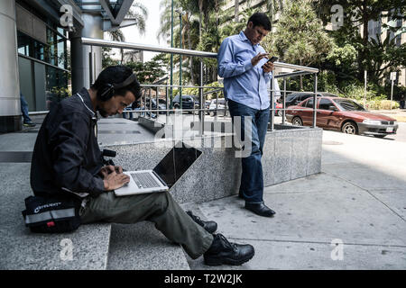 Caracas, Miranda, Venezuela. 4 Apr, 2019. Menschen gesehen, die versuchen, Mobile und Internet Signal während eines Stromausfalls in der Hauptstadt zu erhalten. Eine neue Blackout und Wassermangel hits Venezuela heute savaging, die bleiben, die Wirtschaft des Landes sowie die Lähmung der Ölindustrie, die das Land kostet ca. $ 200 Mio. USD am Tag nach Experten. Credit: Roman Camacho/SOPA Images/ZUMA Draht/Alamy leben Nachrichten Stockfoto