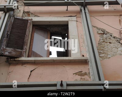 02. April 2019, Italien, L'Aquila: Blick auf einem zerstörten Haus Fassade. Vor zehn Jahren, am 06.04.2009, zu einem verheerenden Erdbeben verursachte große Schäden in L'Aquila, Italien. Noch heute ist das historische Stadtzentrum gleicht einer riesigen Baustelle. (Dpa Leere, Zerstörung, Trauer - Auch zehn Jahre nach dem Erdbeben') Foto: Lena Klimkeit/dpa Stockfoto