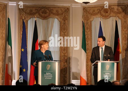 Dublin. 4 Apr, 2019. Die deutsche Bundeskanzlerin Angela Merkel (L) und der irische Premierminister Leo Varadkar miteinander interagieren, auf einer Pressekonferenz nach dem Treffen über die Brexit Problem in Dublin, Irland, 4. April 2019. Die deutsche Bundeskanzlerin Angela Merkel sagte, hier am Donnerstag, dass ihr Land wird gemeinsam mit den anderen Mitgliedstaaten der Europäischen Union (EU) und alles tun, was Sie können eine nicht-deal Brexit zu verhindern. Quelle: Xinhua/Alamy leben Nachrichten Stockfoto