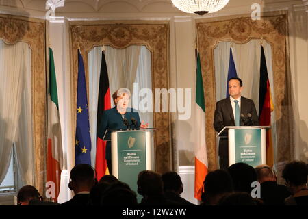 Dublin. 4 Apr, 2019. Die deutsche Bundeskanzlerin Angela Merkel (L) und der irische Premierminister Leo Varadkar nehmen an einer Pressekonferenz nach dem Treffen über die Brexit Problem in Dublin, Irland, 4. April 2019. Die deutsche Bundeskanzlerin Angela Merkel sagte, hier am Donnerstag, dass ihr Land wird gemeinsam mit den anderen Mitgliedstaaten der Europäischen Union (EU) und alles tun, was Sie können eine nicht-deal Brexit zu verhindern. Quelle: Xinhua/Alamy leben Nachrichten Stockfoto