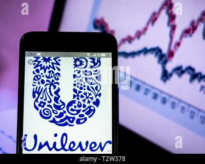 In diesem Foto Illustration eine Unilever logo gesehen auf einem Smartphone angezeigt. Stockfoto