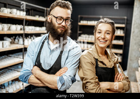 Portrait von jungen Mann und Frau als Arbeitnehmer oder Unternehmer in der Töpferei shop Stockfoto