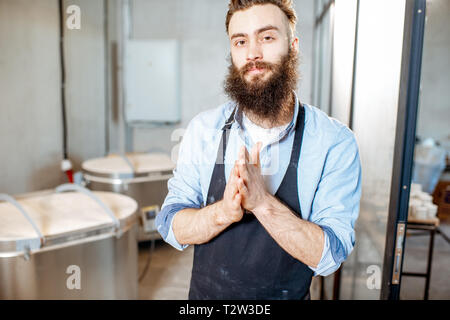 Porträt einer stattlichen bärtigen Arbeitnehmer stehen in der Nähe der Öfen in der Töpferei Fertigung Stockfoto