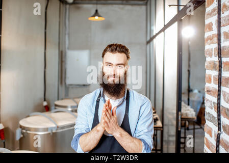 Porträt einer stattlichen bärtigen Arbeitnehmer stehen in der Nähe der Öfen in der Töpferei Fertigung Stockfoto