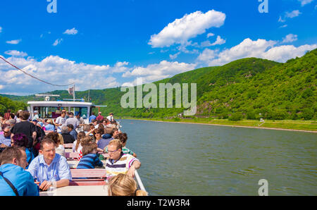 Kaub, Deutschland - Mai 2010: Tolle Aussicht vom Fahrgastschiff MS Ehrenfels mit Touristen, die in den Rhein Landschaft an einem sonnigen Tag mit blauen Himmel... Stockfoto