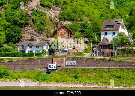 Schöne Aussicht auf kleine Häuschen mit einem romantischen Charme, das Rheinufer bei Kilometer Marker 544, wo die Stadt Kaub liegt gesäumt. Die Stadt am Rhein... Stockfoto