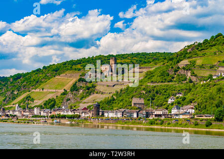 Schöne Panoramasicht auf Kaub, einer Stadt am rechten Ufer des Rheins und Gutenfels im Hintergrund das Schloss befindet sich auf einem schönen, sonnigen Tag mit... Stockfoto