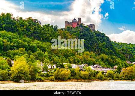 Toller Blick aufs Wasser von Schönburg, einem Hügel Schloss oberhalb der mittelalterlichen Stadt Oberwesel, die Teil des UNESCO-Weltkulturerbes der Oberen... Stockfoto