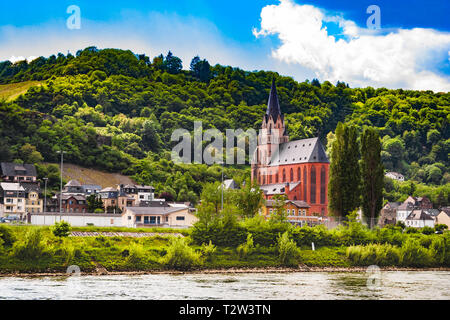 Toller Blick aufs Wasser der Stadt Oberwesel am Mittelrhein in Rheinland-Pfalz, Deutschland und der schönen Sehenswürdigkeiten Liebfrauenkirche (Kirche von... Stockfoto