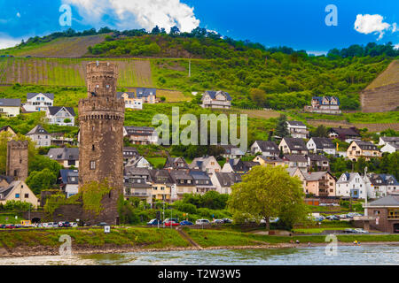 Malerische waterfront Blick auf Oberwesel mit der ikonischen Ochsenturm (Rinder), die an einem schönen sonnigen Tag. Die Stadt liegt am Fluss der Rhein West Bank in... Stockfoto