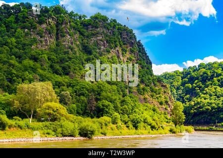 Fantastische Landschaft Blick auf den steilen Lorelei (Loreley) Rock am Ufer des Rheins im Rheintal bei Sankt Goarshausen in... Stockfoto