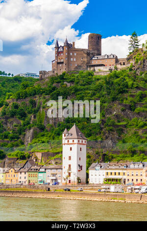 Große Riverside Blick auf die Burg Katz, erbaut auf einem Felsvorsprung oberhalb von St. Goarshausen. Die Stadt mit ihren weißen mittelalterlichen Platz östlichen Turm befindet sich in... Stockfoto