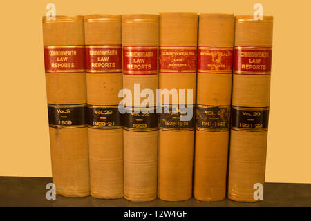 Eine Gruppe von sechs Commonwealth Law Reports in Buchform aus den frühen 1900er Jahren auf gelbem Hintergrund Stockfoto