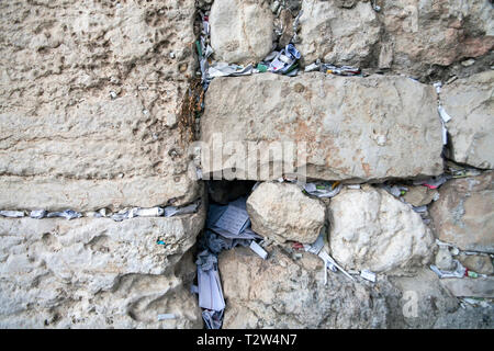 Israel, Jerusalem: Die westliche Mauer im Jüdischen Viertel der Altstadt. Nahaufnahme der Risse zwischen den Steinen in die Papiere mit wünsche und bete Stockfoto