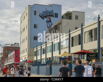 LOS ANGELES, Kalifornien, USA - 25. AUGUST 2015: der Blick nach Norden entlang Ocean Front Walk in Venice Beach Stockfoto