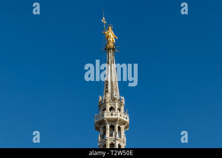 Goldene Statue der Jungfrau Maria, auf dem Dach des Duomo in Mailand, Italien Stockfoto