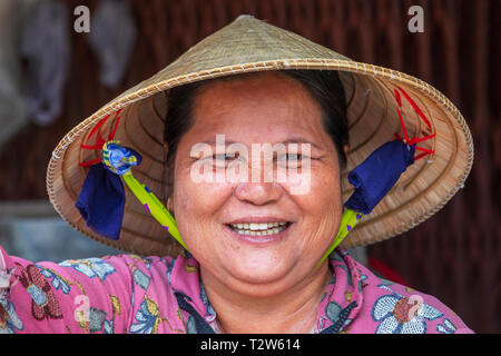 Porträt einer vietnamesischen Frau, die Arbeiten an der Straße Markt in Dinh Cau, Insel Phu Quoc, Vietnam, Asien Stockfoto