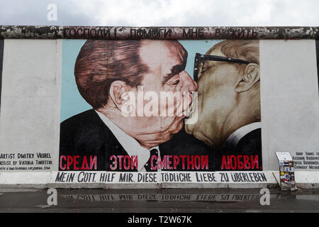 Berühmte 'Mein Gott, hilf mir, diese tödliche Liebe" (oder "brüderliche Kuss') Wandmalerei von Dimitri Vrubel an der East Side Gallery in Berlin, um zu überleben. Stockfoto