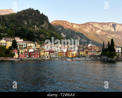 Varenna Italien Comer See. Querformat Varenna Stadt von der Fähre Bellagio, Varenna Kurs. Varenna am Comer See ist ein beliebtes Ausflugsziel. Stockfoto