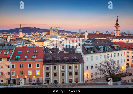 Linz, Österreich. Antenne Stadtbild Bild von Linz, Österreich während des Sonnenuntergangs. Stockfoto