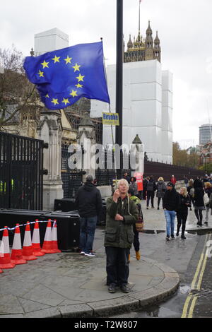 Eine kleine Zahl von EU und Brexit unterstützer Stimme ihre Unterstützung im Parlament in Westminster, London, Großbritannien. 4. April 2019 Stockfoto