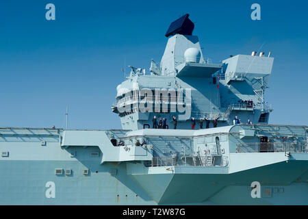 Die Brücke von der Royal Navy Flugzeugträger HMS QUEEN ELIZABETH, wie Sie fährt Portsmouth für Rosyth, Schottland. 01. April 2019. Stockfoto