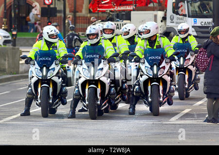 London, England, UK. Mitglieder der Metropolitan Police besondere Escort Gruppe in Parliament Square, 2019 Stockfoto