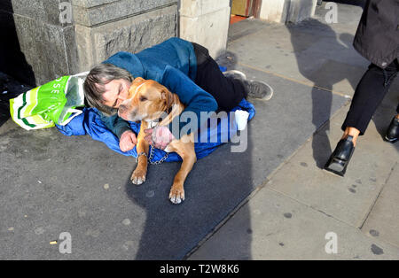 London, England, UK. Obdachlosen Mann mit seinem Hund in Parliament Square Stockfoto