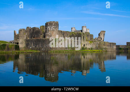 Caerphilly Castle, in der Nähe von Cardiff, South Wales, UK in der Frühlingssonne Stockfoto