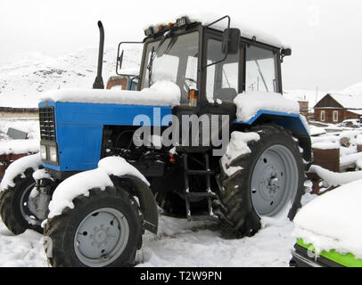 Alte Landwirtschaft Machinerie. Parken des Traktors landwirtschaftliche Maschinen. Das Bild war auf einem Parkplatz der Traktoren in einem ländlichen Garage genommen Stockfoto