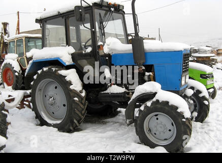 Alte Landwirtschaft Machinerie. Parken des Traktors landwirtschaftliche Maschinen. Das Bild war auf einem Parkplatz der Traktoren in einem ländlichen Garage genommen Stockfoto