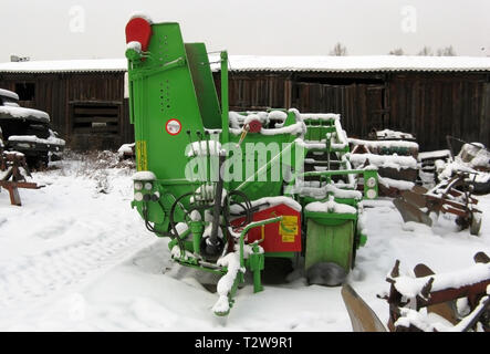 Alte Landwirtschaft Machinerie. Parken des Traktors landwirtschaftliche Maschinen. Das Bild war auf einem Parkplatz der Traktoren in einem ländlichen Garage genommen Stockfoto