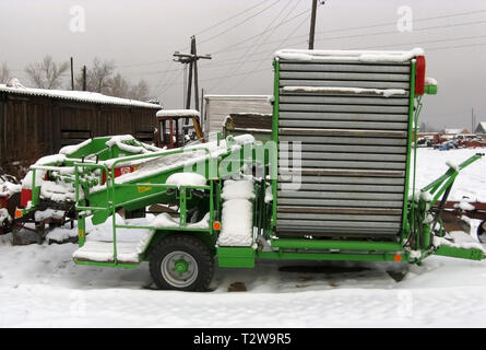 Alte Landwirtschaft Machinerie. Parken des Traktors landwirtschaftliche Maschinen. Das Bild war auf einem Parkplatz der Traktoren in einem ländlichen Garage genommen Stockfoto