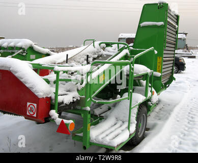 Alte Landwirtschaft Machinerie. Parken des Traktors landwirtschaftliche Maschinen. Das Bild war auf einem Parkplatz der Traktoren in einem ländlichen Garage genommen Stockfoto