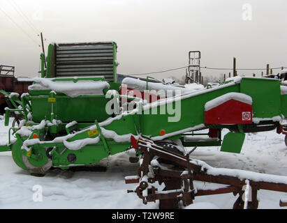 Alte Landwirtschaft Machinerie. Parken des Traktors landwirtschaftliche Maschinen. Das Bild war auf einem Parkplatz der Traktoren in einem ländlichen Garage genommen Stockfoto