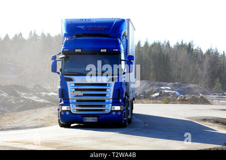 Lieto, Finnland - 22. März 2019: Blauer Scania R 560 Kühltransporte Lkw auf der Straße mit einer Wolke aus Staub rund um das Fahrzeug. Stockfoto