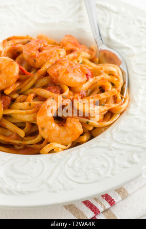 Würzige Garnelen linguine in einem Chili und Tomatensauce Stockfoto