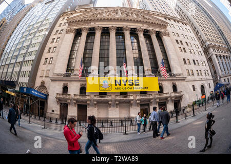 Der New York Stock Exchange, mit einem Banner Förderung Snap, am Mittwoch, 3. April 2019 eingerichtet. Snap hatte seinen Börsengang an der Börse im März 2017. (© Richard B. Levine) Stockfoto