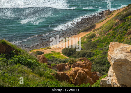 Bunte erhöhten Küste Ansicht von Bluff Cove an einem sonnigen Tag im Frühjahr mit türkisfarbenen Wasser und Felsen, von einem Aussichtspunkt auf Th Stockfoto