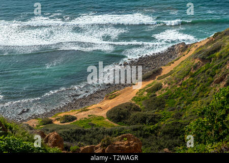 Bunte erhöhten Küste Ansicht von Bluff Cove an einem sonnigen Tag im Frühjahr mit türkisfarbenen Wasser und Felsen, von einem Aussichtspunkt auf Th Stockfoto