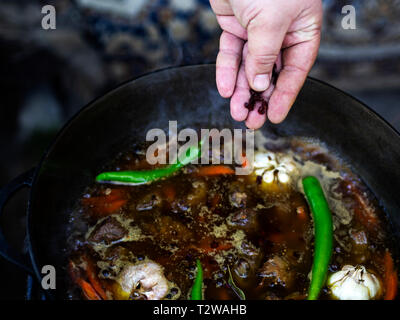 Rosinen, Berberitzen, Chili und Knoblauch Köpfe sind zu sehen, die hinzugefügt wird Eintopf mit Karotten zu Lamm. Pilav ist aus Lamm- oder Rindfleisch, Reis, Karotten und Zwiebeln mit Gewürzen, Beliebt ist es nicht nur unter den türkischen Völkern. In der Regel dieses Gericht ist in einem speziellen gusseisernen Topf namens Kessel vorbereitet und Sie sind in verschiedenen Größen von 8 Liter bis 1000 Liter. Wir haben die kleinsten Kessel. Stockfoto