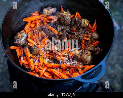 Karotten gesehen hinzugefügt wird, Eintopf, Lamm. Pilav ist aus Lamm- oder Rindfleisch, Reis, Karotten und Zwiebeln mit Gewürzen, Beliebt ist es nicht nur unter den türkischen Völkern. In der Regel dieses Gericht ist in einem speziellen gusseisernen Topf namens Kessel vorbereitet und Sie sind in verschiedenen Größen von 8 Liter bis 1000 Liter. Wir haben die kleinsten Kessel. Stockfoto